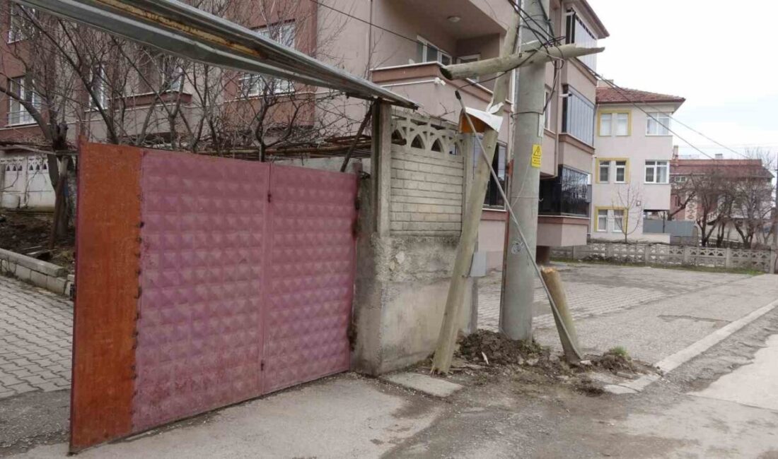 Kastamonu’da kontrolden çıkan FIAT-TOFAŞ marka otomobil, evinin önünde bekleyen kalabalığın