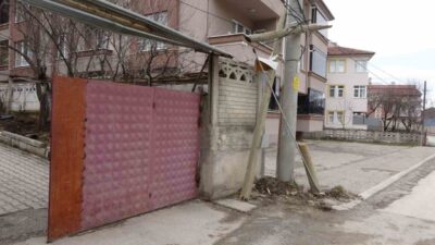 Kastamonu’da kontrolden çıkan FIAT-TOFAŞ marka otomobil, evinin önünde bekleyen kalabalığın