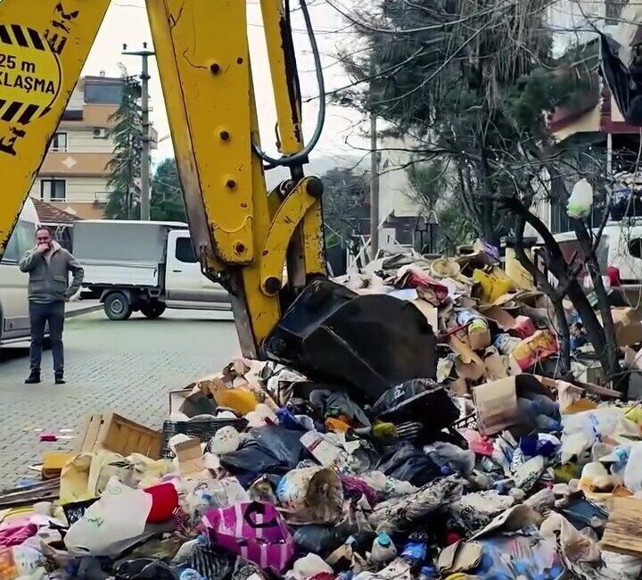 Kocaeli’nin Derince ilçesinde kötü koku ihbarıyla harekete geçen ekipler, yaşlı