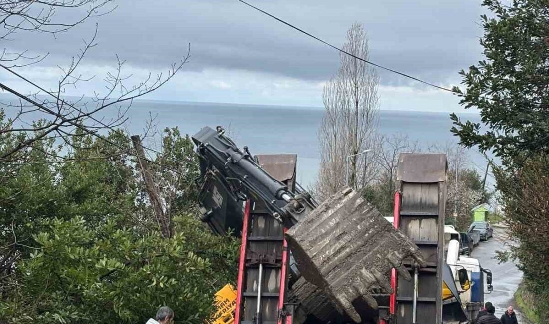 Zonguldak’ın Kozlu ilçesinde seyir halindeki tırın dorsesinden yola düşen kepçe,