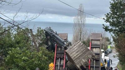 Zonguldak’ın Kozlu ilçesinde seyir halindeki tırın dorsesinden yola düşen kepçe,