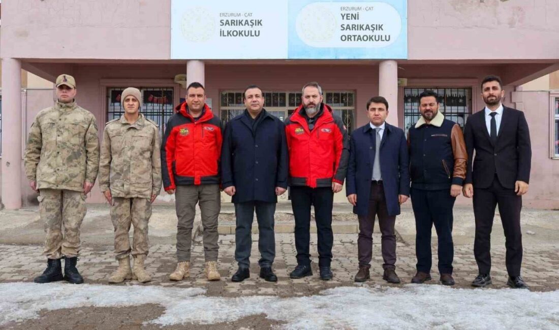 Erzurum’un Çat ilçesi Sarıkaşık köyünde öğrenciler için yürekler bir oldu.