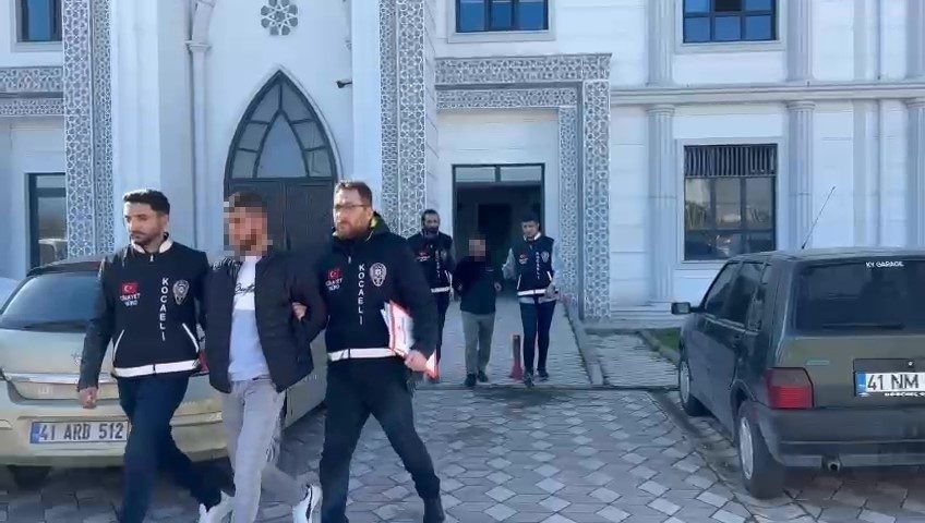 Kocaeli’nin Derince ilçesinde Murat Tosun’un, çocuğunu almak için okul bahçesinde