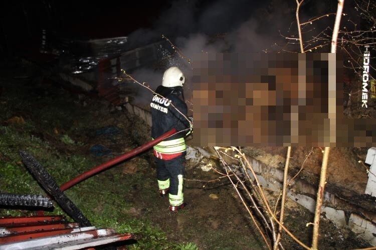 Ordu’nun Ünye ilçesinde bir ahırda çıkan yangında dumanların ve alevlerin