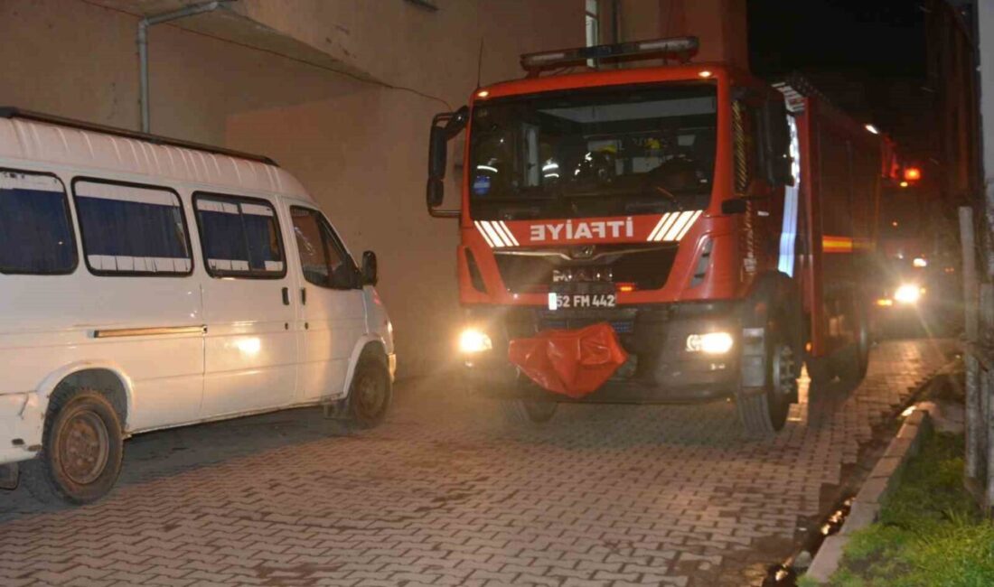 Ordu’nun Ünye ilçesinde sahur vaktinde bir binanın baca kısmında çıkan