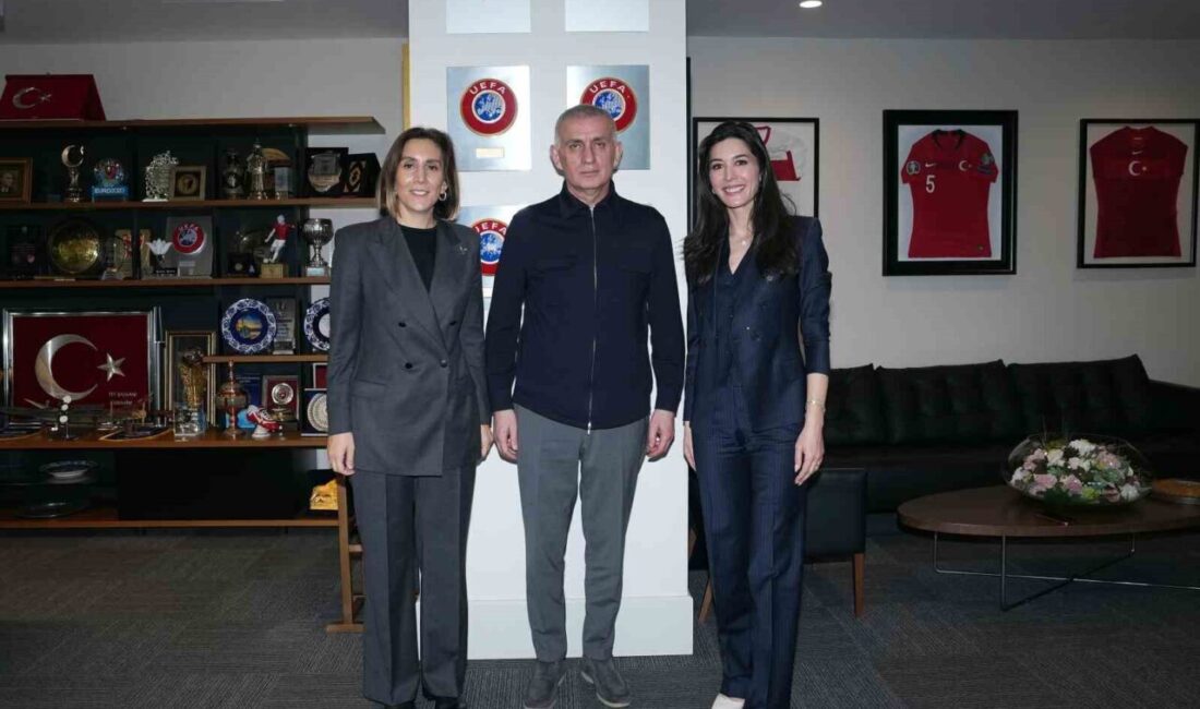 Beşiktaş Kulübü Yönetim Kurulu Üyesi Merve Öztopaloğlu ve Trabzonspor Kulübü