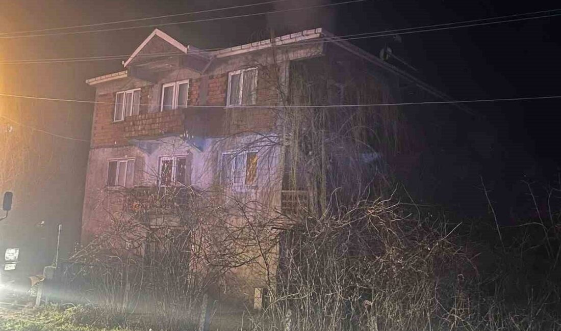 Zonguldak’ın Çaycuma ilçesi Perşembe beldesinde bir evin çatısında çıkan yangın