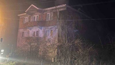 Zonguldak’ın Çaycuma ilçesi Perşembe beldesinde bir evin çatısında çıkan yangın