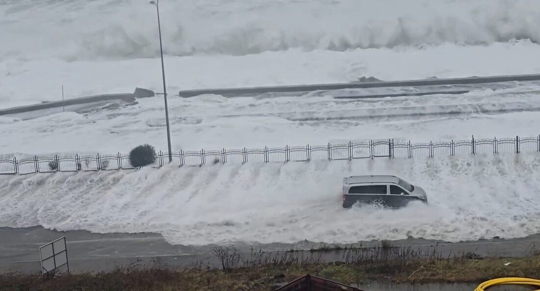 Rize’de fırtınadan kaynaklı dev dalgalar Karadeniz Sahil Yolu’nun sular altında