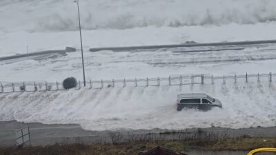 Rize’de fırtınadan kaynaklı dev dalgalar Karadeniz Sahil Yolu’nun sular altında