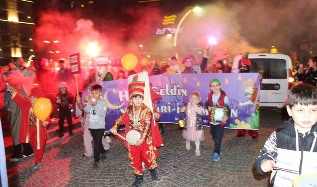 Rize’de minikler ve aileleri Ramazan ayını düzenlenen ‘fener alayı’ ile