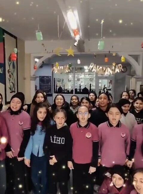 Rize’de öğrenciler, teneffüs zili çalınca koridorlarda hep bir ağızdan “Kâbe’de