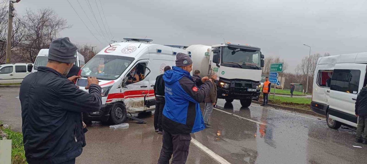 Sakarya’nın Akyazı ilçesinde ambulans ile işçi servisinin çarpıştığı kazada 11