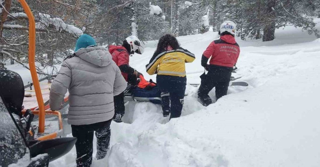 Sarıkamış’ta kayak yaparken düşen ve ayağında sorun olan kadının imdadına