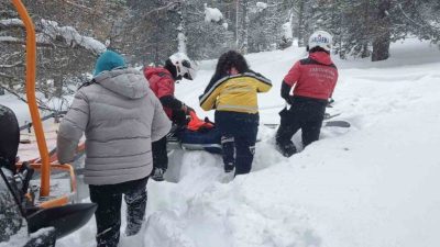 Sarıkamış’ta kayak yaparken düşen ve ayağında sorun olan kadının imdadına