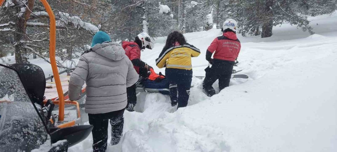 Sarıkamış’ta kayak yaparken düşen ve ayağında sorun olan kadının imdadına