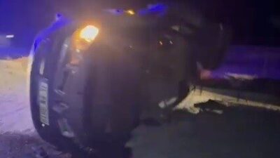 Sarıkamış’ta sürücüsünün direksiyon hakimiyetini kaybettiği otomobil yan yattı. Kazada 2