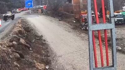 Artvin’in Şavşat ilçesinde kaygan zemin nedeniyle kontrolden çıkan otomobilin defalarca