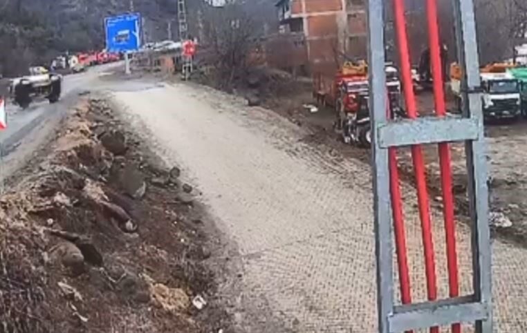 Artvin’in Şavşat ilçesinde kaygan zemin nedeniyle kontrolden çıkan otomobilin defalarca