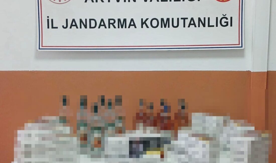 Şavşat’ta jandarma ekiplerince gerçekleştirilen denetimde bir araçta kaçak sigara ve