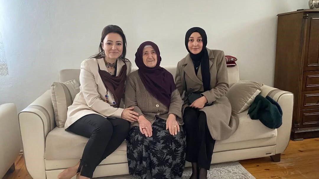 AK Parti Bayburt İl Kadın Kolları Başkanlığı’ndan şehit annesine ziyaret.