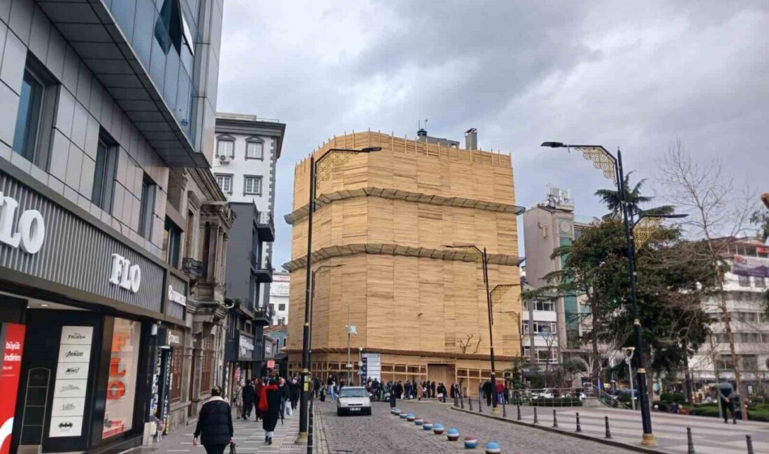 Trabzon kent merkezindeki en işlek noktalarından Uzunsokak’ın girişindeki bir iş