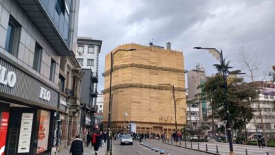 Trabzon kent merkezindeki en işlek noktalarından Uzunsokak’ın girişindeki bir iş