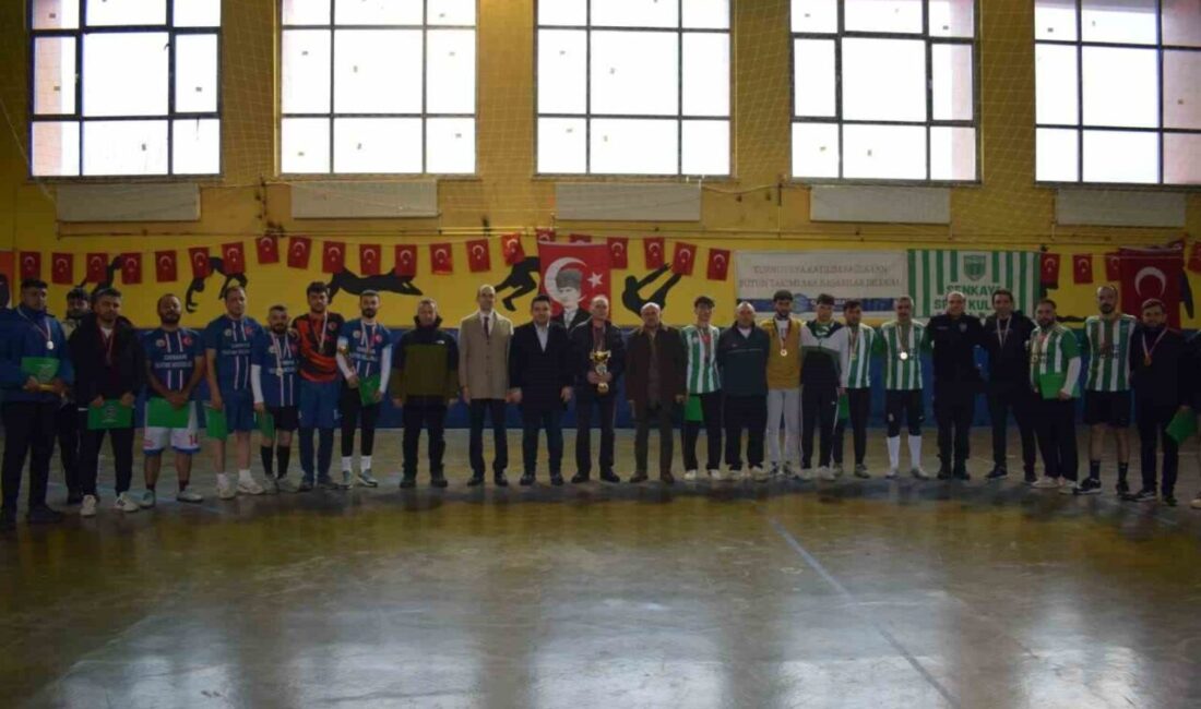 Erzurum’un Şenkaya ilçesinde düzenlenen “Atatürk’e Saygı Salon Futbol Turnuvası”, oynanan
