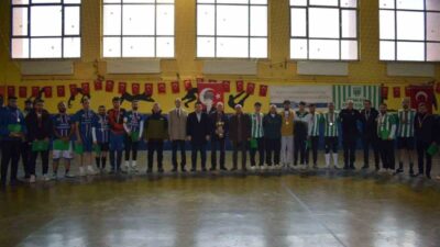 Erzurum’un Şenkaya ilçesinde düzenlenen “Atatürk’e Saygı Salon Futbol Turnuvası”, oynanan