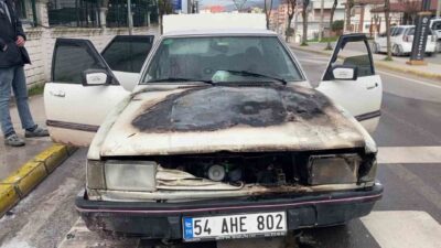 Kocaeli’nin Körfez ilçesinde seyir halindeki otomobil alev aldı, sürücü yara