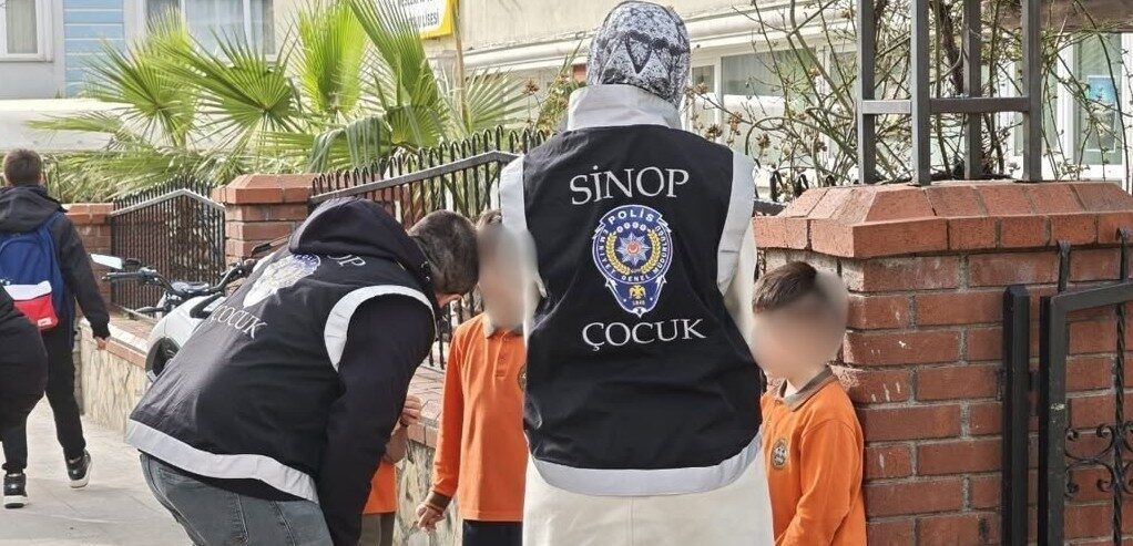 Sinop’ta polis ekipleri, çocuk ve gençlerin güvenliği için okul çevrelerinde
