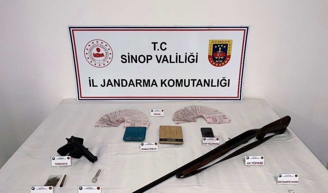 Sinop’un Gerze ilçesinde jandarma ekiplerinin düzenlediği operasyonda uyuşturucu madde, silah