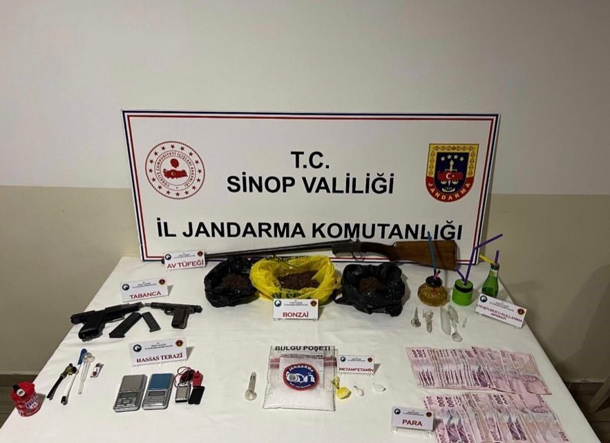 Sinop’ta jandarma ekiplerince düzenlenen operasyonda çok sayıda uyuşturucu madde, silah