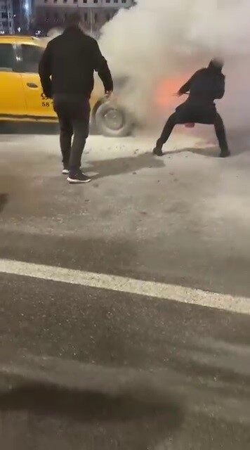 Sivas’ta seyir halindeyken motor kısmında yangın çıkan taksi, itfaiye ekiplerinin