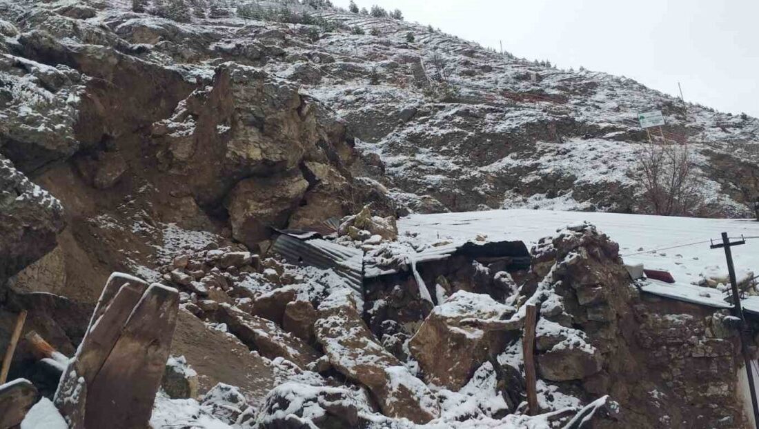 Sivas’ın Zara ilçesinde yamaçtan kopan kaya parçaları hem köy yoluna