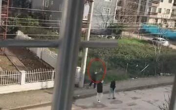 Kocaeli’nin İzmit ilçesinde bir çocuğun sokak ortasında tabancayla havaya ateş