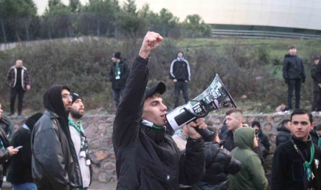 Kocaelispor ile Fenerbahçe arasında oynanacak karşılaşma öncesinde stadyum çevresinde toplanan