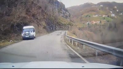 Trabzon’un Şalpazarı ilçesinde bir öğrenci servisi yolda kontrolden çıkarak karşı