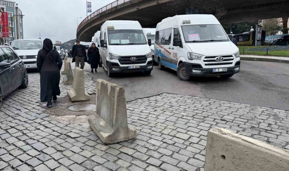 Trabzon’da şehir içi ulaşımda yapılan yeni durak düzenlemesine dolmuş şoförleri