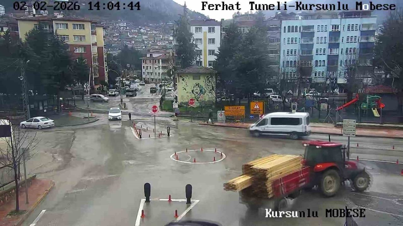 Amasya’da tünel çıkışı kavşaktan dönen traktörün römorku yan yatarak devrilirken,