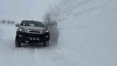 Tunceli’de İl Özel İdaresi ekipleri, ulaşıma kapanan köy yollarını açmak