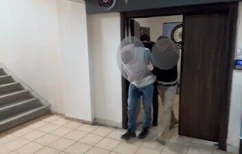 Tunceli’de polis ekipleri tarafından düzenlenen uyuşturucu operasyonunda gözaltına alınan şüpheli,