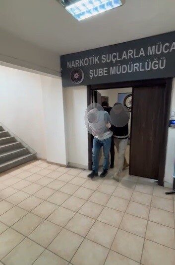 Tunceli’de polis ekipleri tarafından düzenlenen uyuşturucu operasyonunda gözaltına alınan şüpheli,
