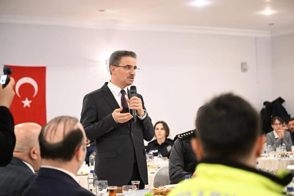 Erzurum Valisi Aydın Baruş, protokolün katılımıyla Polis Evi’nde emniyet mensuplarıyla