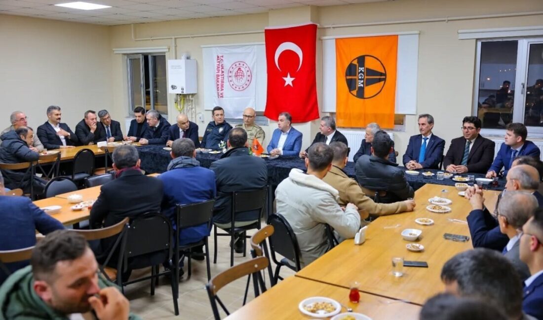 Bayburt Valisi Mustafa Eldivan, iftar programının ardından Karayolları 106. Şube