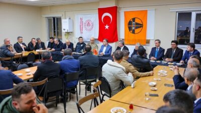 Bayburt Valisi Mustafa Eldivan, iftar programının ardından Karayolları 106. Şube