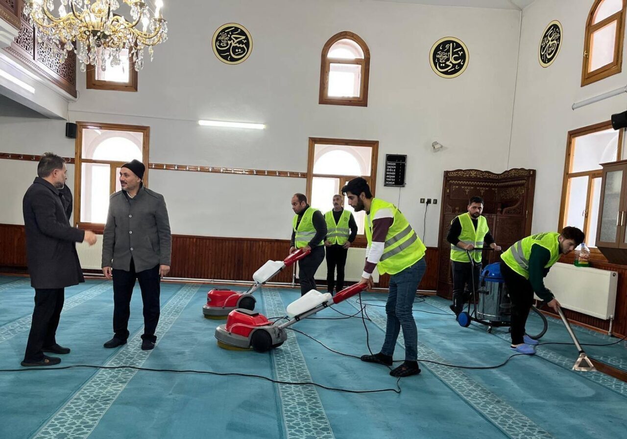Ramazan ayı öncesi Erzurum’da, Yakutiye Belediyesi ekipleri tarafından camilerde temizlik