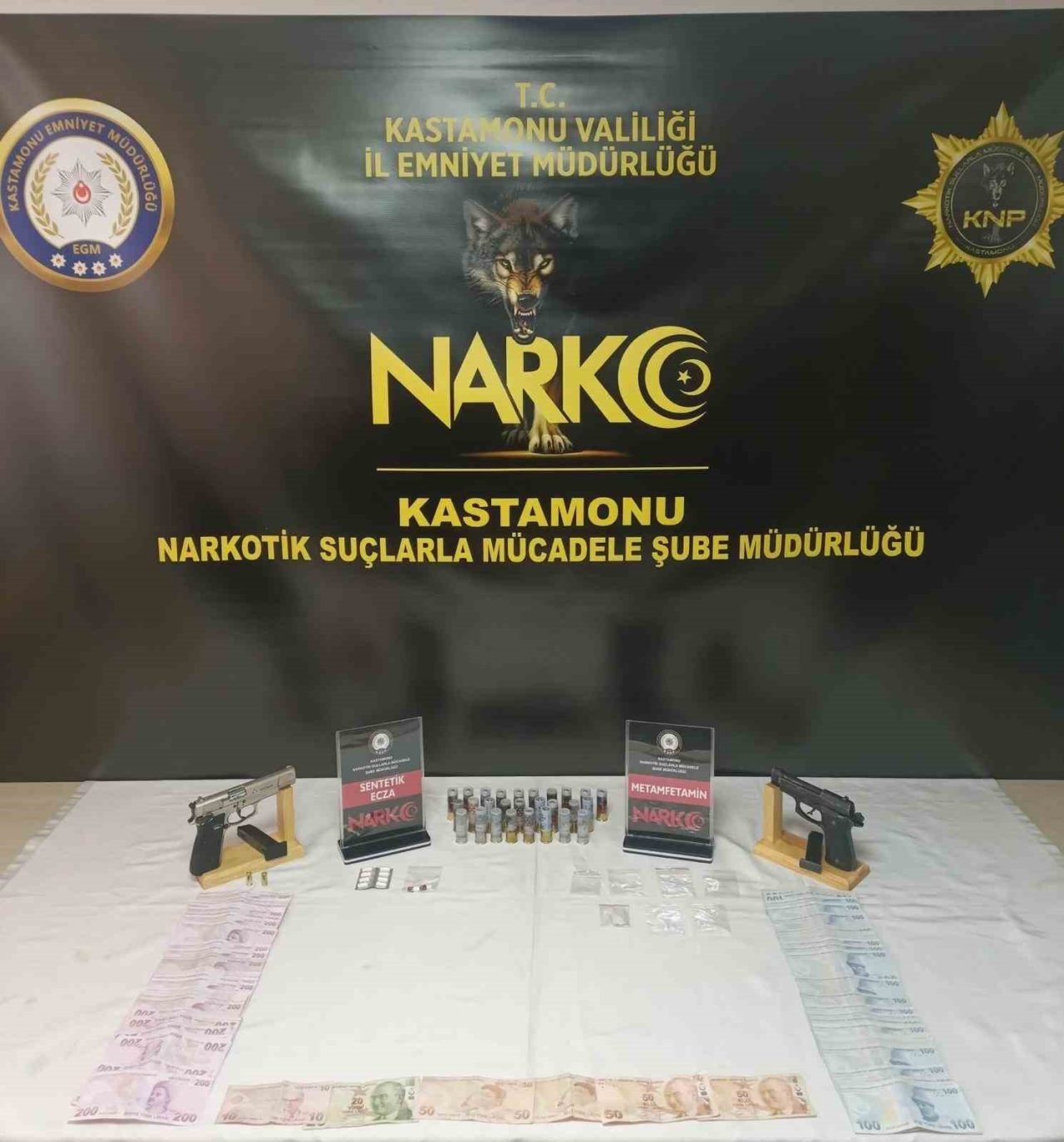 Kastamonu’da narkotik ekiplerince düzenlenen operasyonda yatağın altına sakladığı uyuşturucu maddeyle