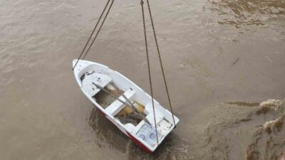 Amasya’da debisi yükselen Yeşilırmak Nehri’nde köprü ayağına takılan kayık vinç