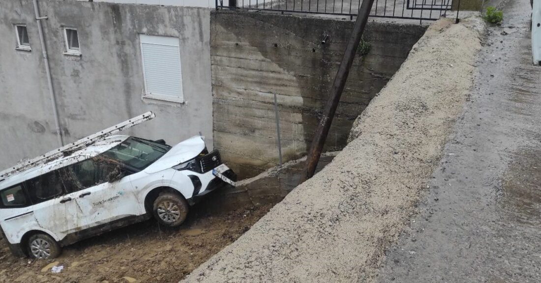 Zonguldak’ın Alaplı ilçesinde sürücüsünün direksiyon hâkimiyetini kaybettiği otomobil yoldan çıkarak